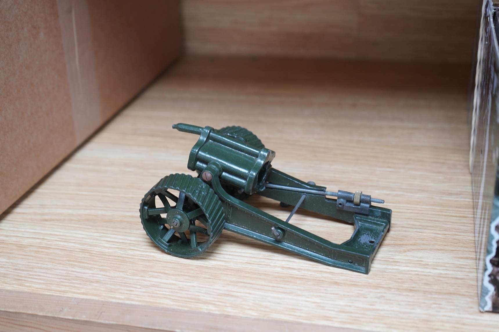 A boxed Mamod T.E.1a Steam Tractor, a boxed Britains 18” Howitzer field gun (2107), and a tinplate machine gunner (3)